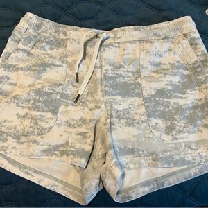 Athleta Farallon Fog camo (army green) Athletic Shorts Large